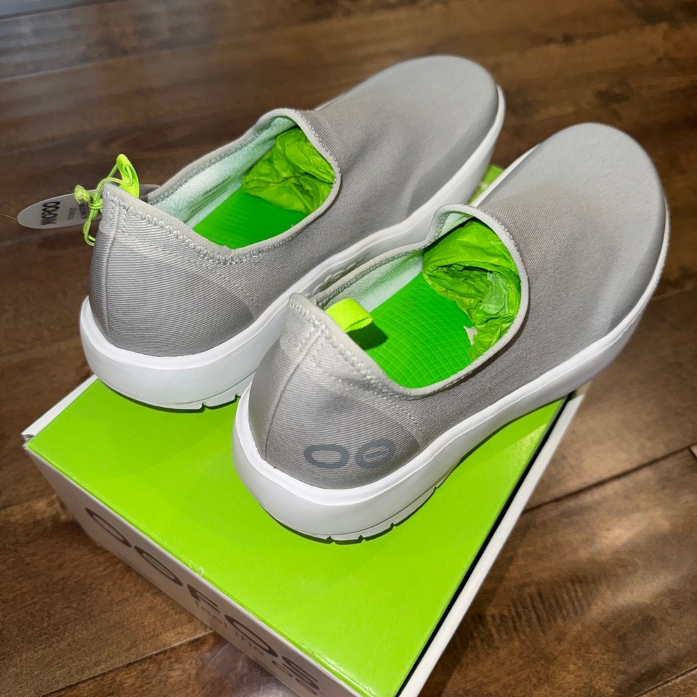 WOMEN'S OOFOS OOMG EEZEE LOW SHOE - Gray Women’s 9.5